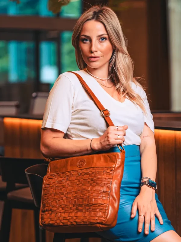 dámská kožená proplétaná kabelka