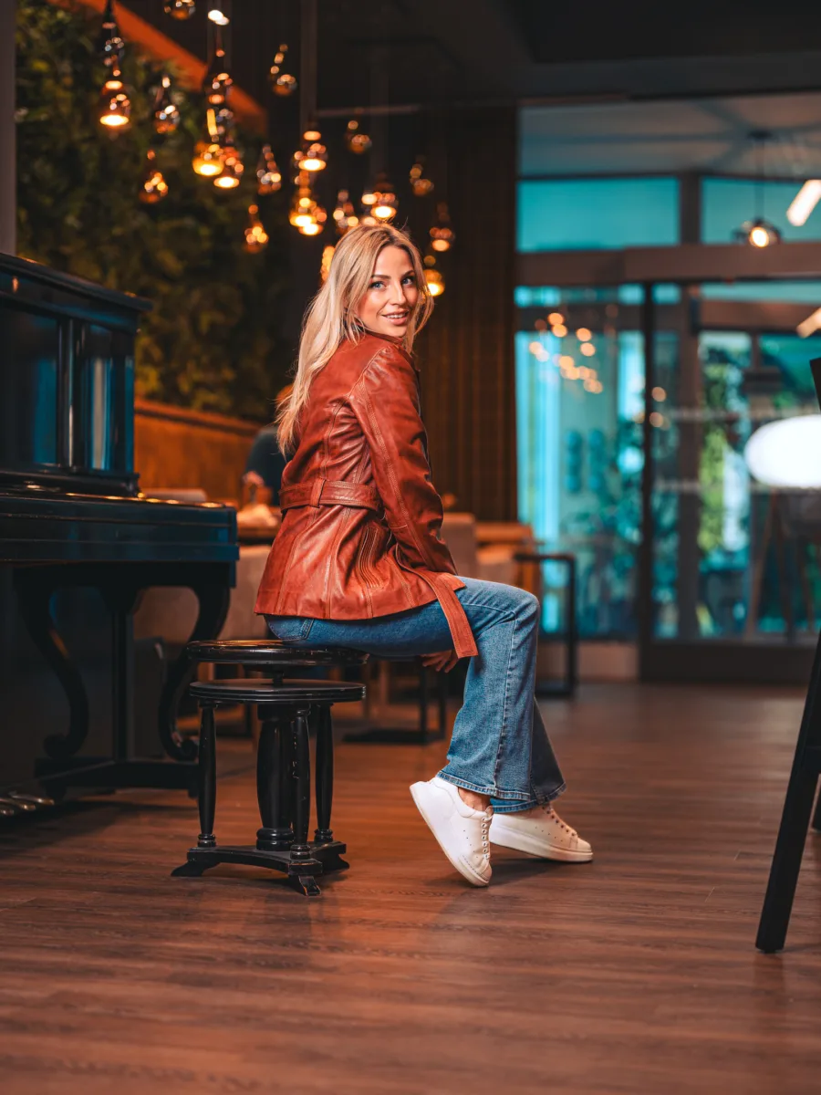 Paola Bordeaux – Kožený kabátek s páskem a knoflíky - Obrázek 3