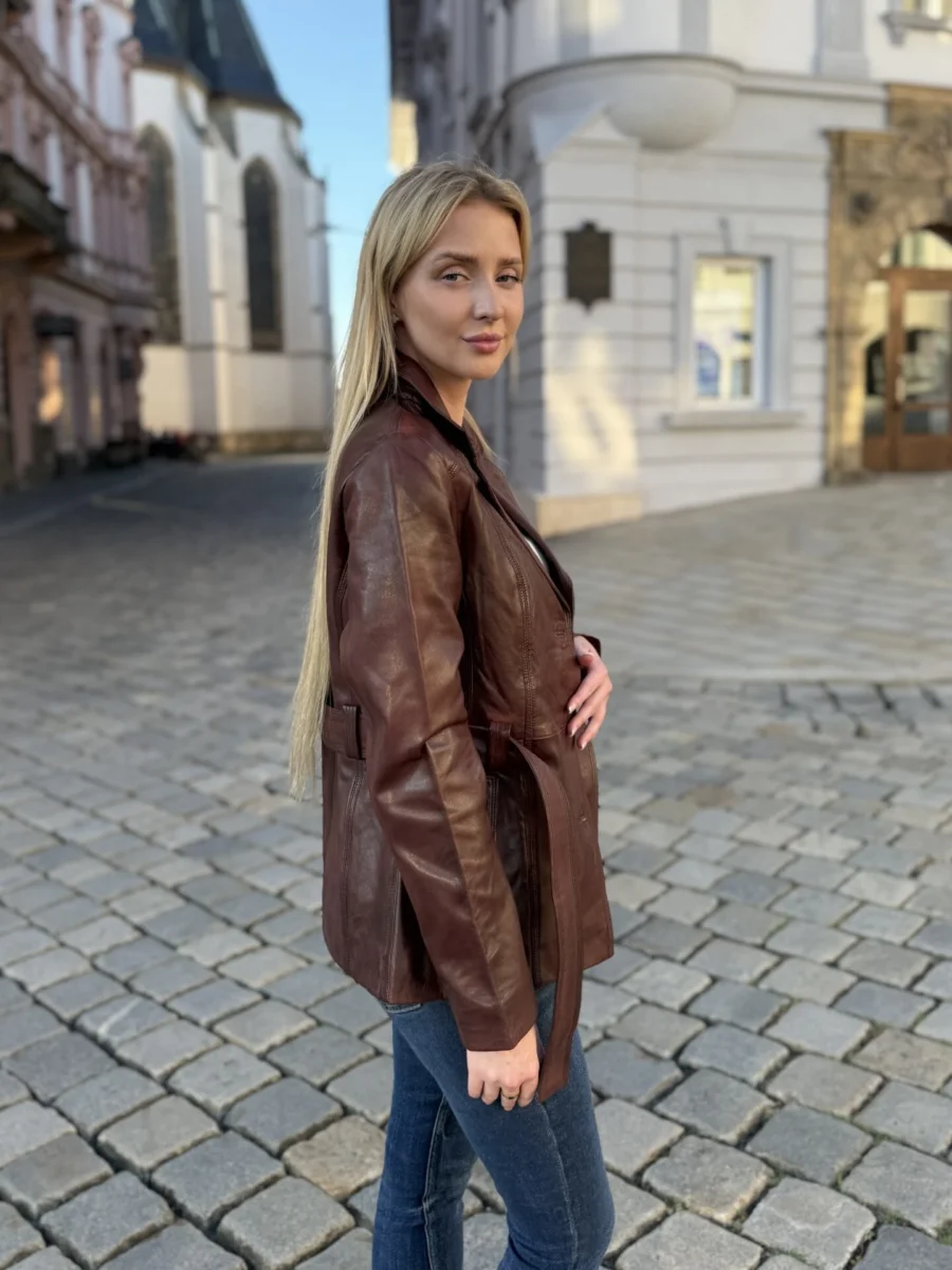 Paola Brown – Kožený hnědý kabátek s páskem a knoflíky - Obrázek 4