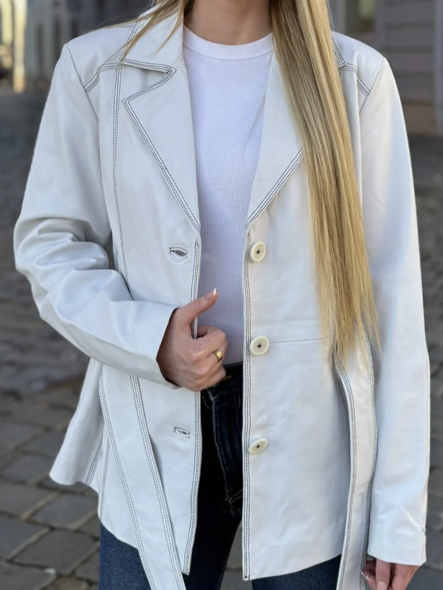 Paola White With Black Sewing – Kožený bílý kabátek s páskem a knoflíky - Obrázek 2