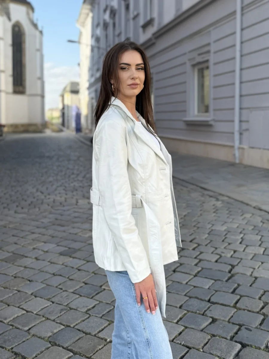 Paola White – Kožený bílý kabátek s páskem a knoflíky - Obrázek 4