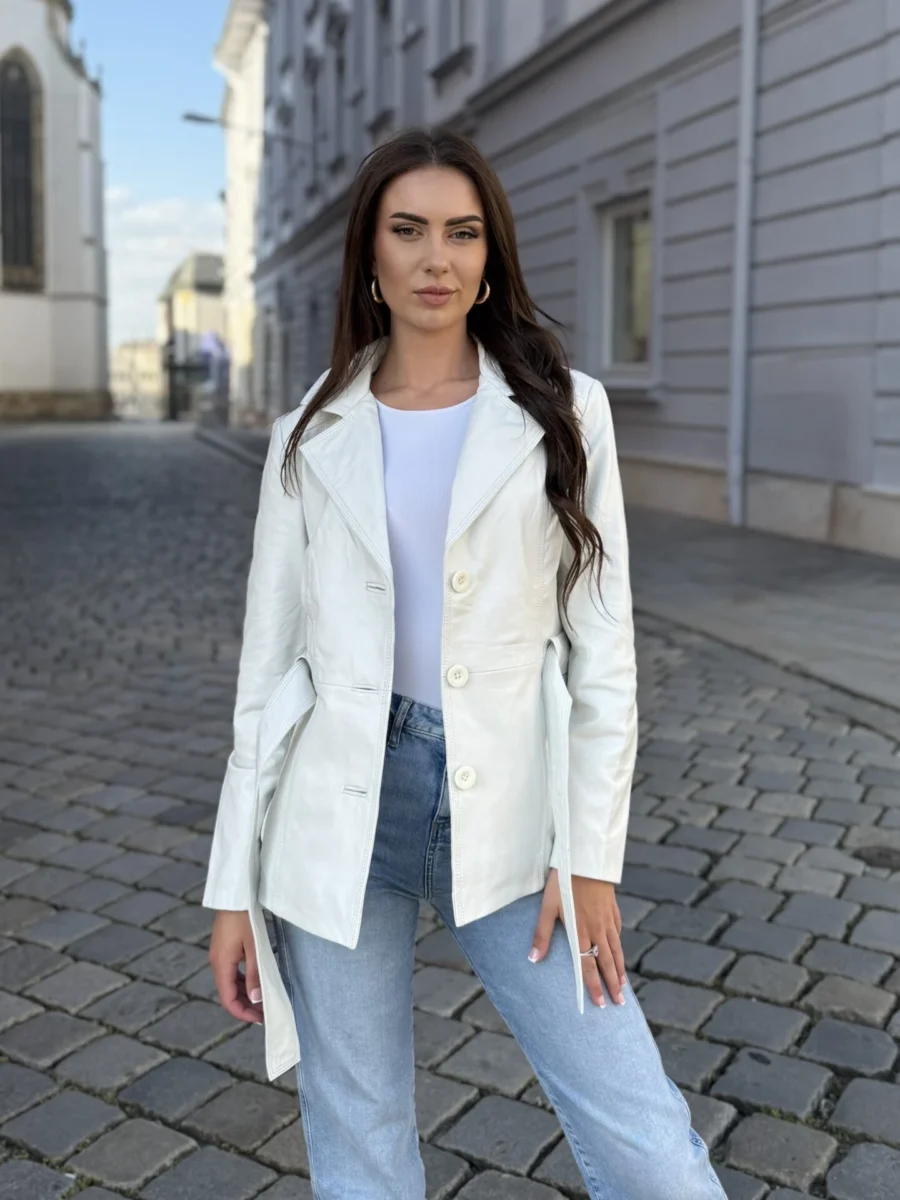 Paola White – Kožený bílý kabátek s páskem a knoflíky - Obrázek 3