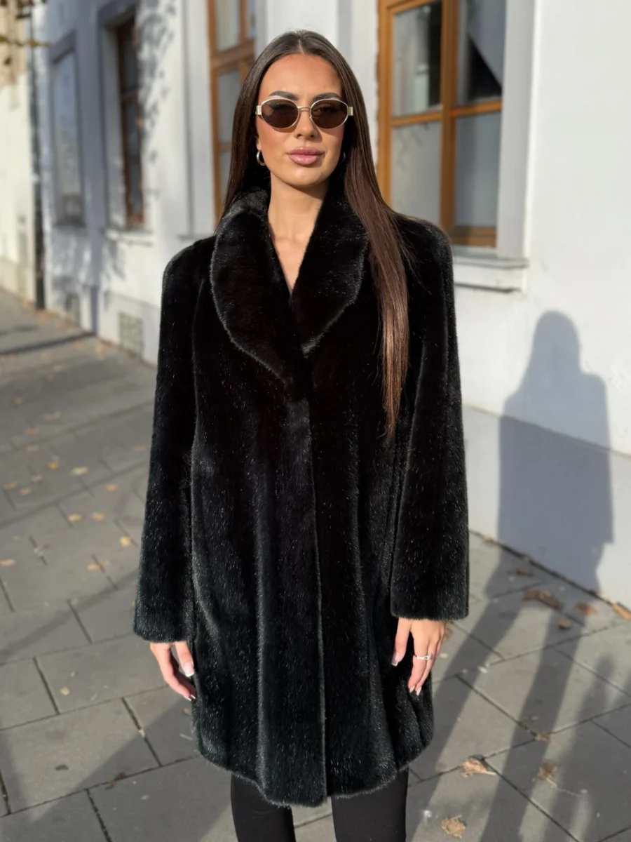 Černý kožich se zeleným odleskem Valentina - Kožešnictví Hlinsko
