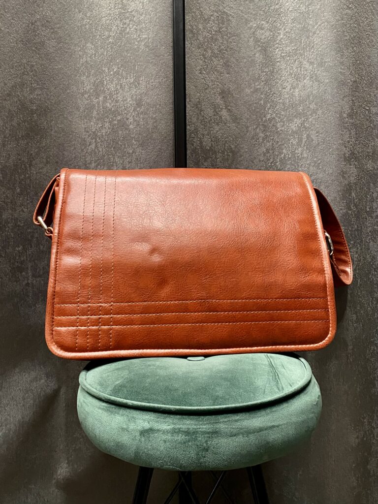 koženkový messenger bag
